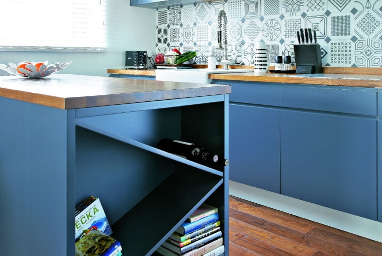 NA PODŁODZE w prawie całym mieszkaniu położono jednolitą podłogę z zabezpieczonego olejem termojesionu - drewna poddanego obróbce w wysokiej temperaturze. Dzięki temu jest twarde, odporne na uderzenia i nie wchłania wilgoci.