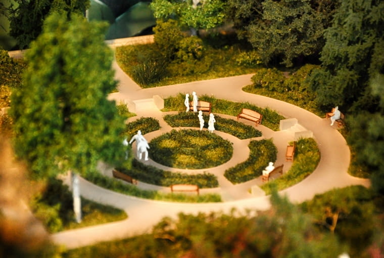 Makieta zrewitalizowanego terenu Ogrodów Urlicha przed CH Wola Park w Warszawie Makieta zrewitalizowanego terenu Ogrodów Urlicha przed CH Wola Park w Warszawie
