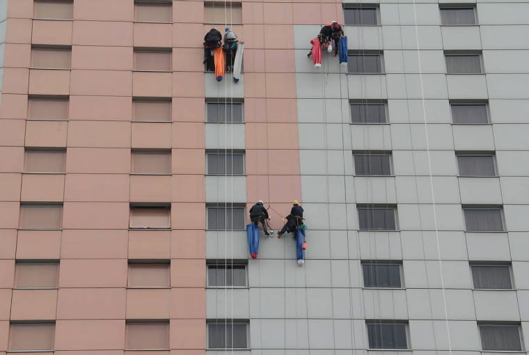 04.04.2012 WARSZAWA , PRZEMALOWANY NA DWA KOLORY HOTEL FORUM PRZY SKRZYZOWANIU UL. MARSZALKOWSKIEJ I AL. JEROZOLIMSKICH . FOT. STEFAN ROMANIK / AGENCJA GAZETA