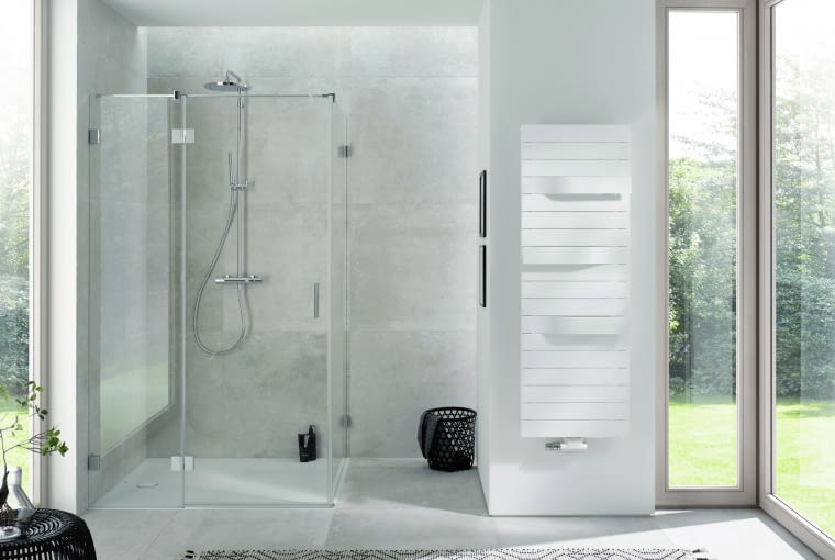 Grzejnik o wyrazistej formie z charakterystycznym łączeniem elementów, które zintegrowano z formą wieszaków – to zadanie spełniają nieco odchylone od płaszczyzny niektóre elementy grzejne. W zależności od wysokości modelu mogą być dwa lub trzy wysunięte uchwyty, aby móc wygodnie wieszać ręczniki