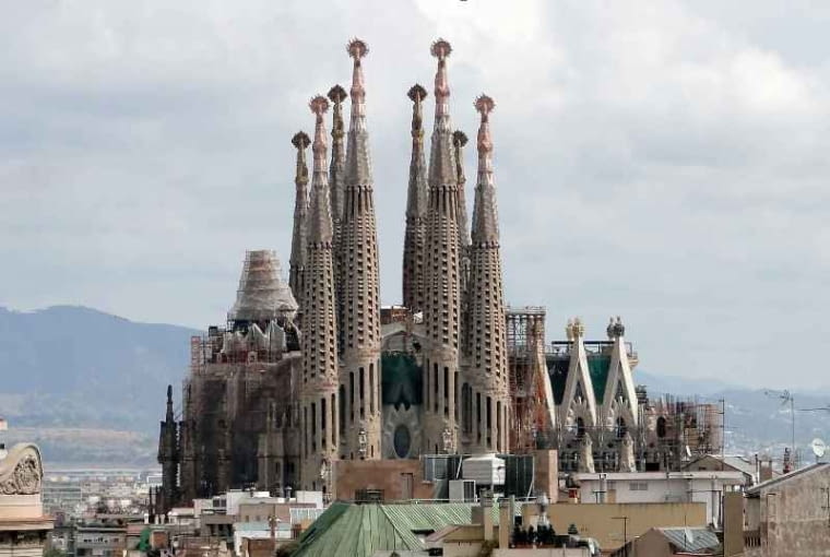 Pierwotnie Sagrada Familia miała być kościołem neogotyckim, po przejęciu kierownictwa budowy przez Gaudiego świątynia rozrosła się do olbrzymich rozmiarów i niezwykłej, strzelistej formy, pełnej organicznych kształtów, jakby wydobyła się z głębin morza i oblepił ją szlam. jean nouvel, herzog and de meuron, antonio gaudi, top 10, santiago calatrava, barcelona, hiszpania, architektura