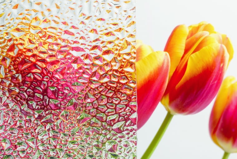 Możliwość zastosowania w oknach szyb o wyraźnie zaznaczonej strukturze zwiększa estetykę okna, a także podnosi poczucie prywatności, rozpraszając widok przez szybę