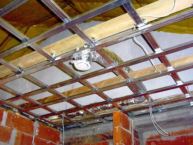 Zakończone anemostatem kanały wentylacyjne można ukryć za podwieszanym sufitem DO JEDNORAZOWEJ PUBLIKACJI WENTYLACJA KANAL Z ELASTYCZNEJ RURY Z ANEMOSTATEM NA KONCU PUBLIKACJA LADNY DOM NR 7 (81) - 7.2005