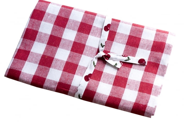 Obrus w biało czerwoną kratę. <BR/>Cena:79 zł Obrus w biało czerwoną kratę. <BR/>Cena:79 zł