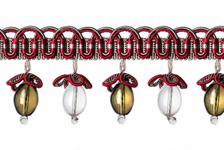 CHWOSTY, LAMÓWKI I BORDIURY Z KOLEKCJI DIVA niezwykle bogaty zestaw, w którym tkaniny łączą się z paciorkamiZasłonę oraz poduszkę wykonano z tkaniny Eos.