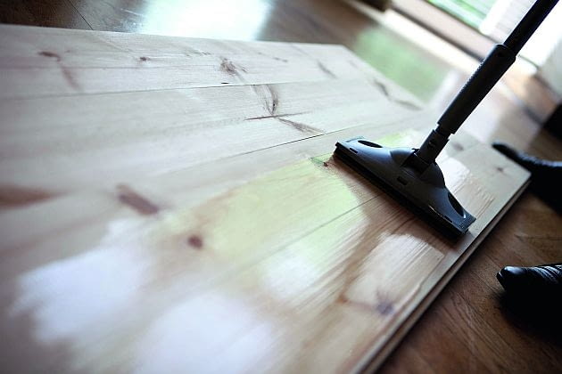 Specjalny aplikator ułatwi uzyskanie powierzchni gładkiej i bez zacieków odbiór posadzki