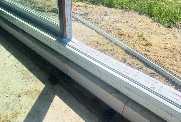 Podmurówka powinna być przygotowana z mocnego materiału. Dopuszcza się wylanie belek z betonu bądź wymurowanie z odpowiednich elementów, np. bloczków z betonu komórkowego