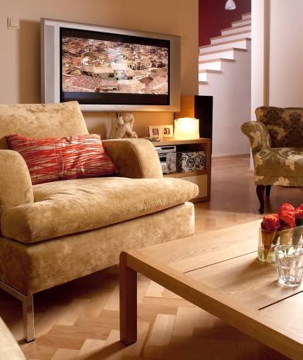 13.11.2006 WARSZAWA DLA CZTERY KATY METAMORFOZA SALON MEBLE IKER KOMPLET WYPOCZYNKOWY WYPOCZYNEK SOFA FOTELE FOTEL KOMINEK STYLISTKA: ANETA KOSIBA FOT. LUKASZ ZANDECKI / AGENCJA GAZETA