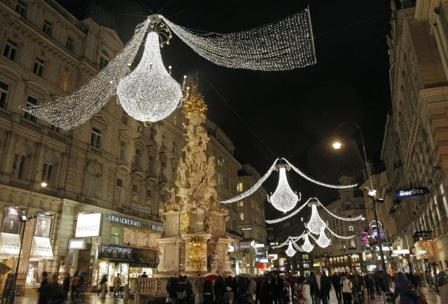 Austria: Centrum Wiednia i dekoracje na głównej ulicy handlowej Christmas decorations illuminate the Graben shopping street in the center of Vienna December 9, 2009. REUTERS/Heinz-Peter Bader (AUSTRIA SOCIETY TRAVEL)