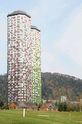 Alpha Tomamu Towers, po niedawnej modernizacji projektu Klein Dytham architecture najbardziej kolorowy górski hotel na świecie. 121-metrowe wieże górują nad japońskim kurortem Tomamu, ale dzięki barwnym elewacjom wtapiają się w zmieniający pejzaż. japonia, modernizacja, kolor, wieżowiec, hotel