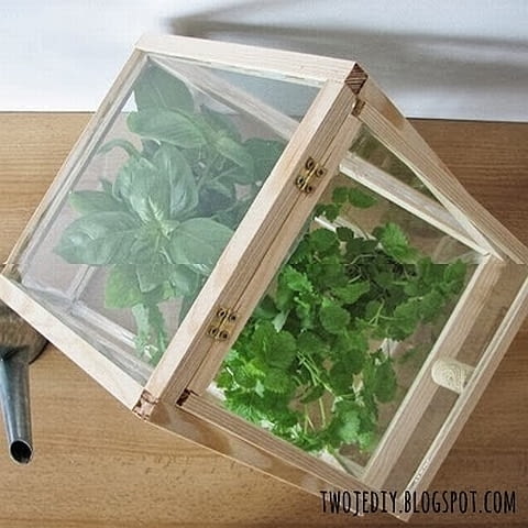 DIY - mini szklarnia. Gotowe! Listewki można pomalować na dowolny kolor lub zostawić szklarnię w surowej wersji. mini szklarnia, DIY, zrób to sam, szklarnia, design