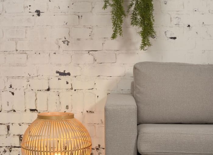 Lampa podłogowa Tuvalu/F70/N Naturalna w rozmiarze L, z kolekcji stworzonej przez holenderską markę GOOD&MOJO. Prezentowana lampa składa się wykonanego ręcznie, jutowego, ażurowego klosza o kształcie antycznego wazonu. Efektowny klosz o wysokości 70 cm, został utrzymany w naturalnym, słomkowym odcieniu. We wnętrzu klosza znajduje się miejsce na jedną żarówkę dostosowaną do trzonka E27 i maksymalnej mocy 40W. Włączona lampa daje przyjemny efekt świetlny, tworząc przytulną atmosferę. Rzuca delikatne cienie na ściany. Lampa podłogowa Tuvalu jest dostępna również w rozmiarze S. Cena: 769,30 zł. Do kupienia na www.dutchhouse.pl Lampa podłogowa