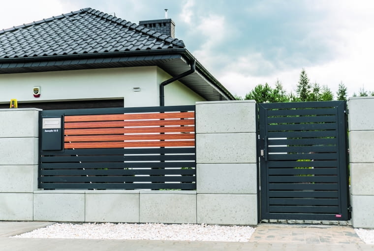 Trzy najpopularniejsze materiały na ogrodzenie to metal, drewno  i beton. I wszystkie trzy dają nam szansę na wybór niemal dowol nej barwy ogrodzenia Trzy najpopularniejsze materiały na ogrodzenie to metal, drewno  i beton. I wszystkie trzy dają nam szansę na wybór niemal dowol nej barwy ogrodzenia