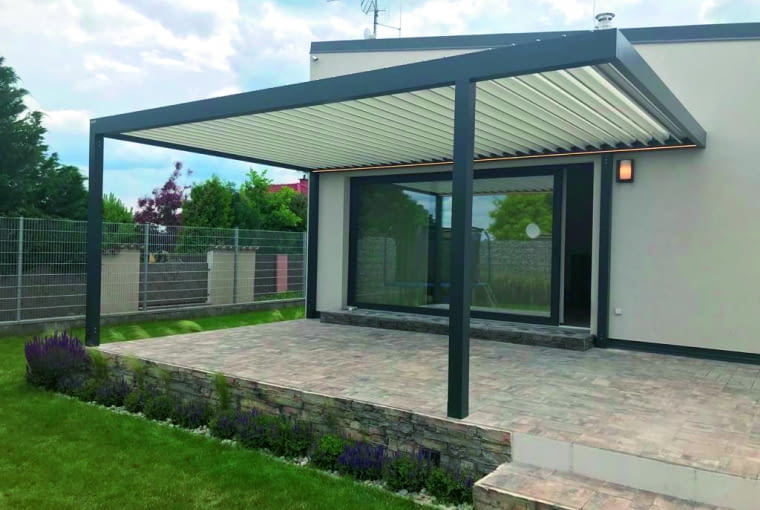 Lamelowy dach umożliwia naturalną wentylację i swobodną cyrkulację powietrza