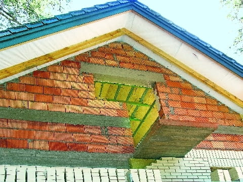 Nieocieplony styk styku ścian zewnętrznych i dachu fot. Grzegorz Otwinowski