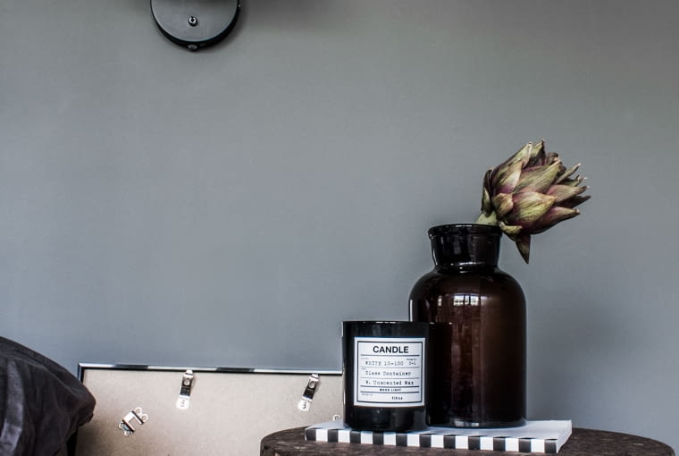 Zamiast stolika nocnego - taboret. Ach Ci praktyczni Skandynawowie!