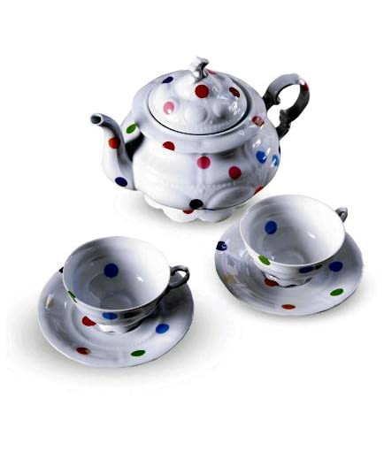 Pół żartem, pół serio. Klasyczna, dostojna porcelana pomalowana w niepoważne kropki. Zabawne i zaskakujące. 26.06.2008 WARSZAWA SESJA WNETRZE STYLE STYL VINTAGE - CZAJNICZEK I FILIZANKI ZE SPODKAMI STYLIZACJA KARONINA SWIDERSKA DLA CZASOPISMA CZTERY KATY FOT. ARKADIUSZ SCICHOCKI / AGENCJA GAZETA PUBLIKACJA CZTERY KATY NR 11 (205) - 11 2008