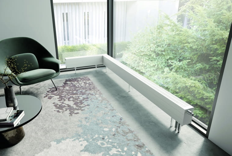 Grzejnik konwektorowy w wersji stojącej. Z tyłu tego urządzenia zamontowana została specjalna osłona, która ogranicza promieniowanie ciepła w stronę przeszklonej powierzchni – dzięki temu straty ciepła są znacznie mniejsze