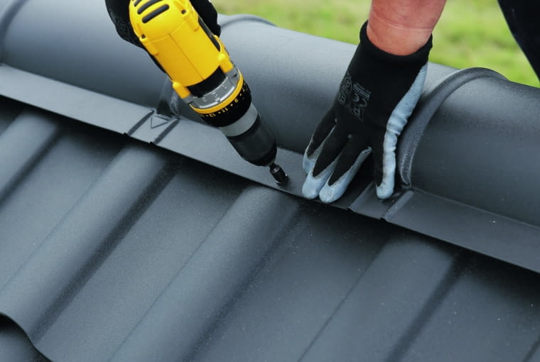 Dopasowanie gąsiorów do konkretnego rodzaju pokrycia zapobiega nieszczelnościom i ewentualnym przeciekom