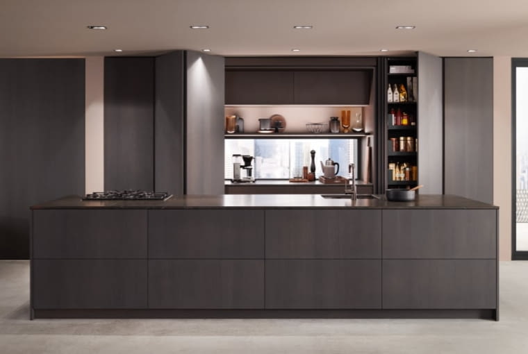 Zabudowę kuchenną w otwartej przestrzeni dziennej łatwo ukryć za składanymi drzwiami. aranżacja kuchni