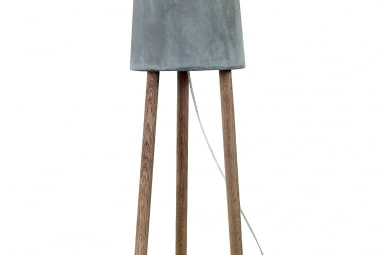 Betonowy, teoretycznie zdawałoby się nieprzepuszczający światła abażur, zdaje się zaprzeczać idei lampy, a jednak subtelnie oświetla wnętrze. 1795 zł, Serax/agamartin.com