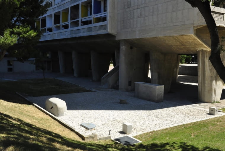 Jednostka Marsylska, proj. Le Corbusier - elementy podziemnej kotłowni komponujące się z południową częścią parku