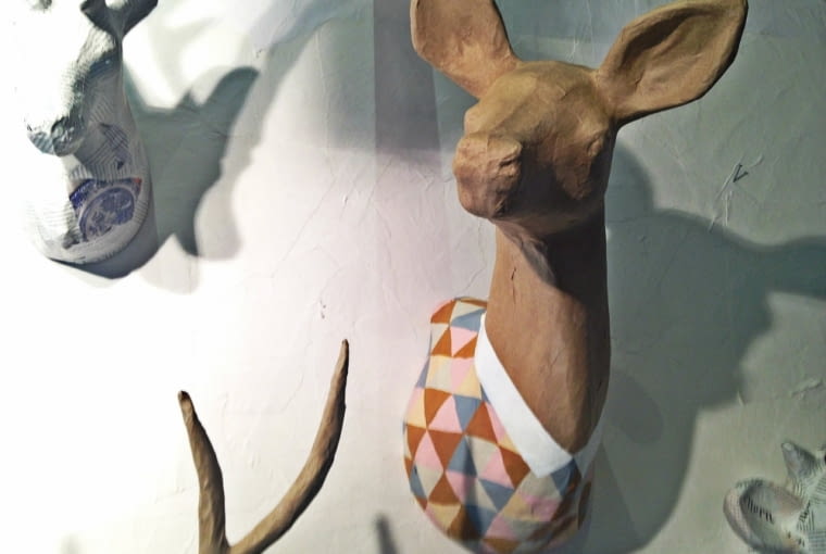 Ręcznie wykonane i malowane papierowe jelonki, sarny i byki od Paper Sculpture. Zachwycają pomysłowością i perfekcyjnym wykonaniem. targi rzeczy ładnych, polski design, polski projekt