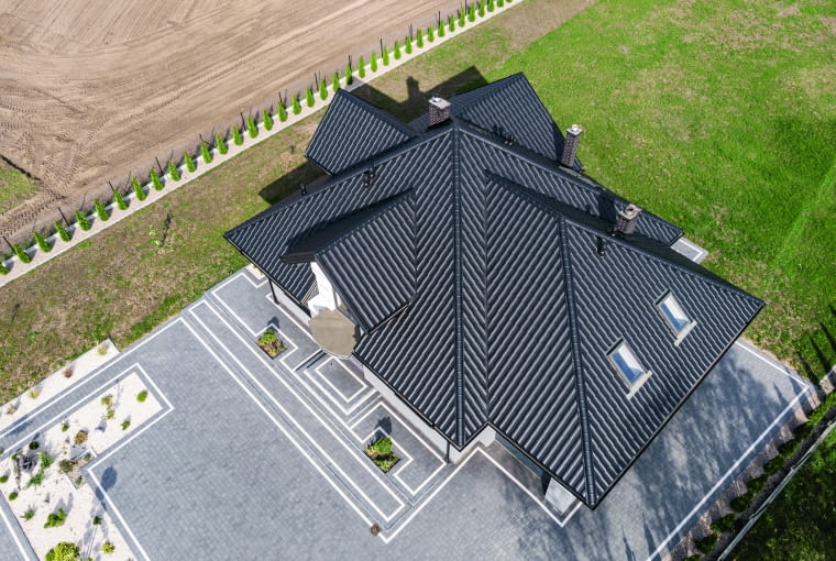 Remont dachu wykonuje się również w sytuacji, gdy chcemy jedynie odświeżyć jego wygląd