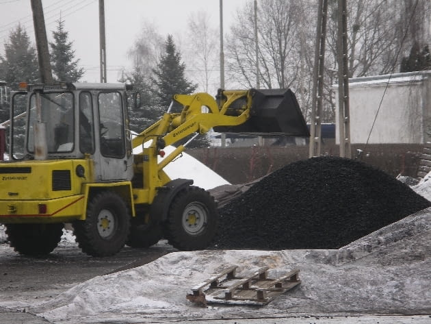 Paliwo do kotłow stałopalnych najlepiej kupować latem - jest wtedy suche i zwykle najtańsze
