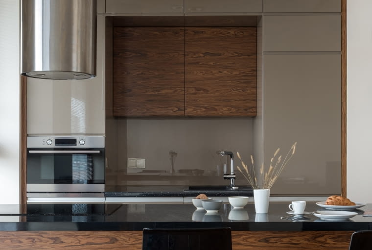 Szara kuchnia z drewnem