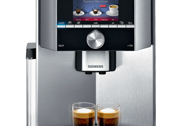 Kawa dla dwojga Dzięki innowacyjnemu systemowi DualBean System i dwóm młynkom możemy przygotować dwie różne kawy z różnych rodzajów ziaren bez mieszania się ich aromatów. EQ.9, 7929 zł, Siemens, siemens-home.pl