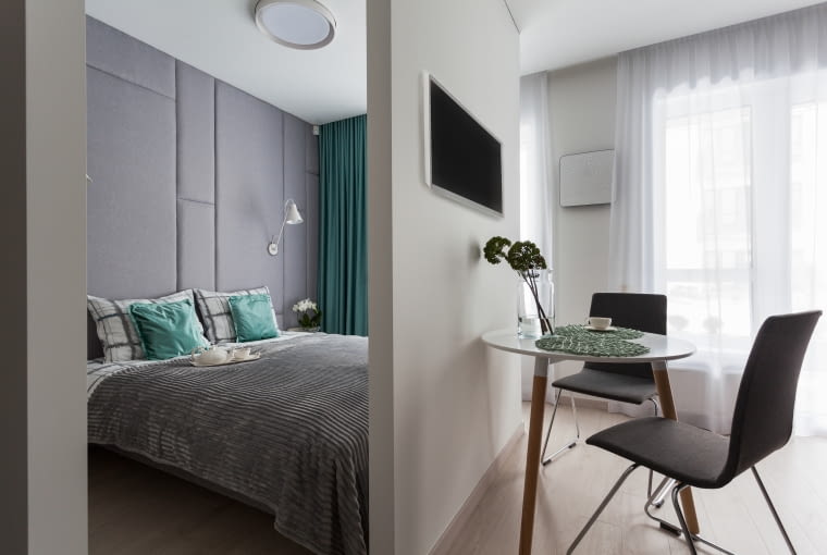 Usunięcie części ścian spowodowało, że wnętrze wygląda na większe, a światło dzienne dodatkowo wzmacnia ten efekt Usunięcie części ścian spowodowało, że wnętrze wygląda na większe, a światło dzienne dodatkowo wzmacnia ten efekt