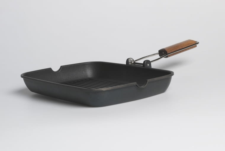 Patelnia grillowa ze składaną rączką zabierze mniej miejsca w szafce. GRILLA, aluminium pokryte teflonem, 36 x 26 cm, wys. 5 cm 49,99 zł IKEA.