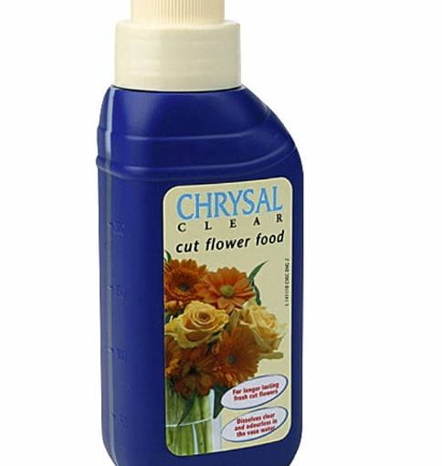 Odżywki dla kwiatów ciętych mają różne opakowania. Saszetki wystarczają zwykle na jeden bukiet, a mała butelka koncentratu (250 ml) - na kilkanaście