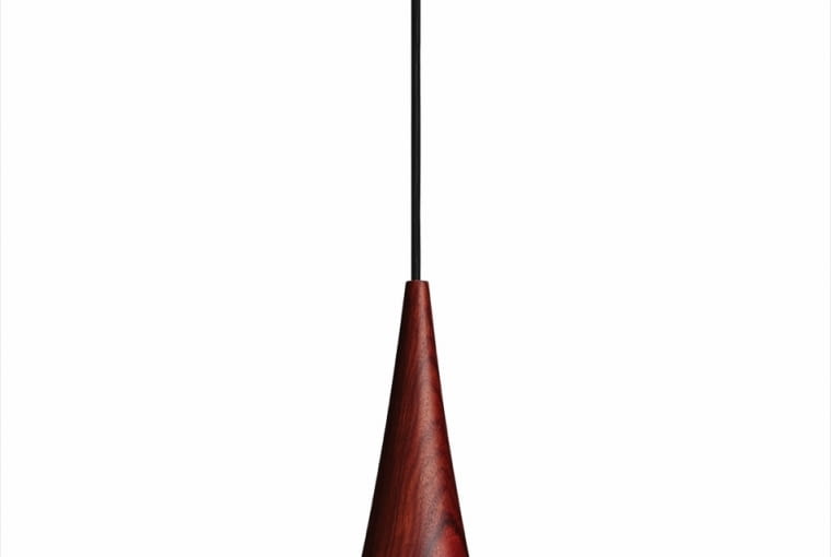 szczypta orientu Lampa Orient to już klasyk. Zaprojektowana została w 1963 r., a wciąż wygląda nowocześnie. Do?miedzianej wersji w tym roku dołączyła czarna. 1654 zł (śr. 34 cm), Light Years/Atak Design