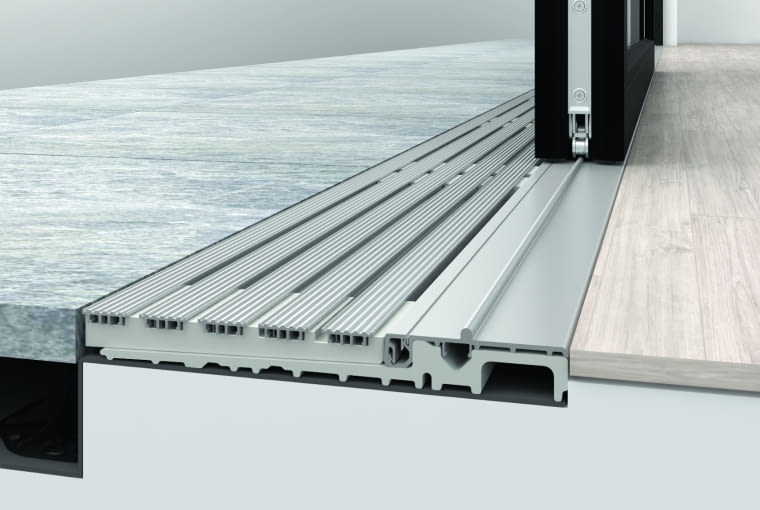 Bezbarierowe progi drzwi przesuwnych prowadzących na taras, balkon czy do ogrodu zimowego doceniają osoby o ograniczonej sprawności ruchowej, a także dzieci i ich opiekunowie Bezbarierowe progi drzwi przesuwnych prowadzących na taras, balkon czy do ogrodu zimowego doceniają osoby o ograniczonej sprawności ruchowej, a także dzieci i ich opiekunowie