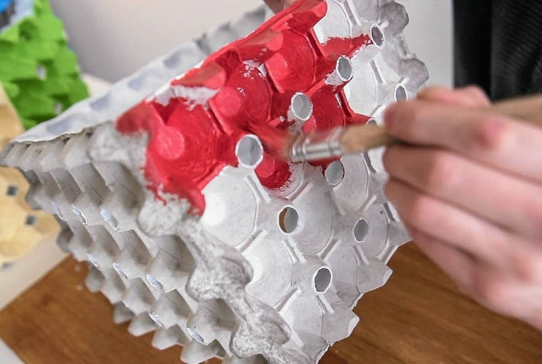 <B>Krok 6.</B> Gdy masa wyschnie, malujemy zewnętrzne ścianki farbą w wybranym kolorze.