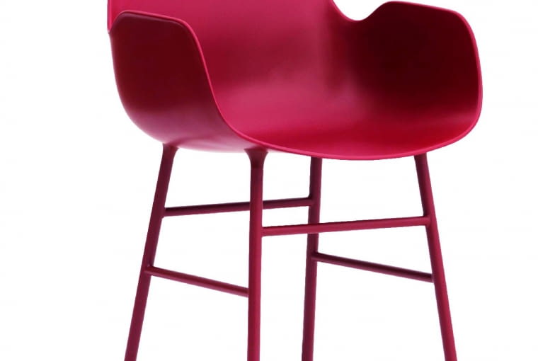 Form. Uniwersalne i ponadczasowe. Wyprofilowane siedzisko gwarantuje wygodne oparcie dla pleców i rąk. 1096 zł, normann-copenhagen.com/fabrykaform.pl