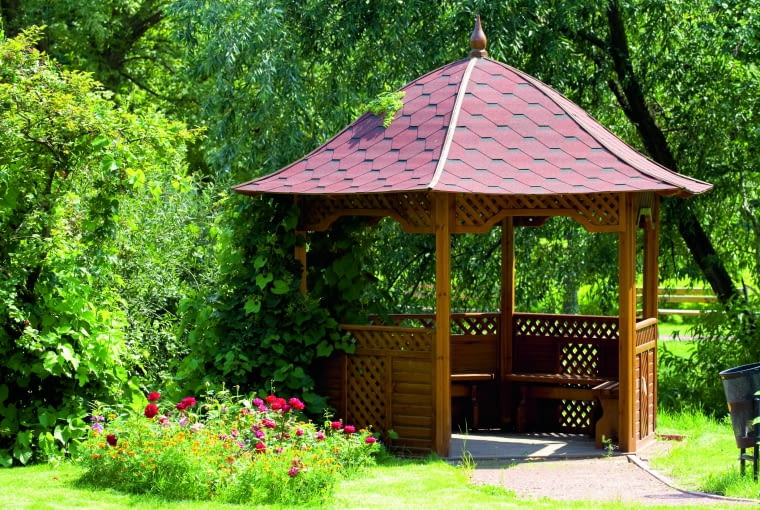 Altanę najczęściej buduje się w ogrodzie w pewnym oddaleniu od domu. Zwykle w miejscu zacisznym, częściowo osłoniętym, w którym nie doskwierają upały