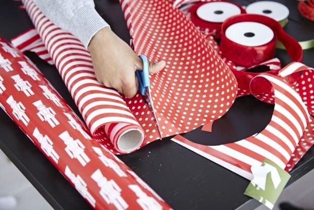 Święta w IKEA: VINTERMYS papier do pakowania (różne wzory i kolory). Cena: 9,99 zł. Ikea, święta, boże narodzenie, nowości, świąteczne dodatki