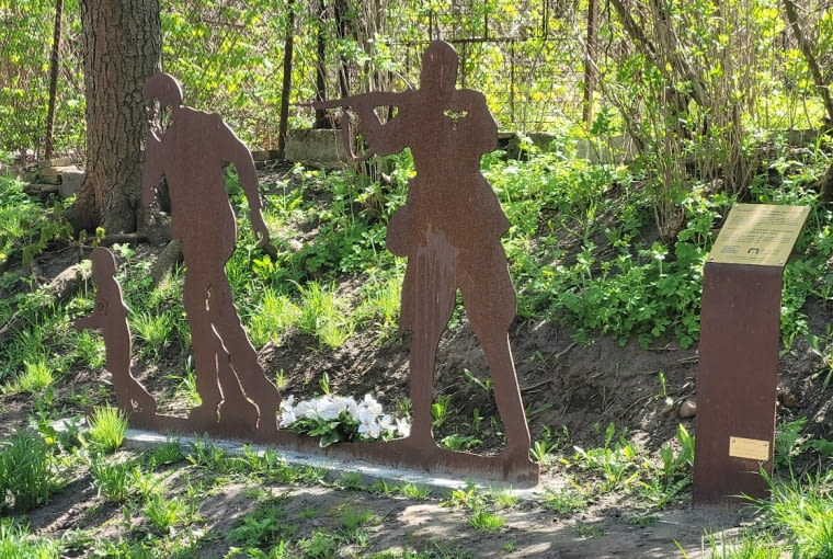 Płaskorzeźby, upamiętniające konkretne momenty związane z likwidacją getta we Włodawie