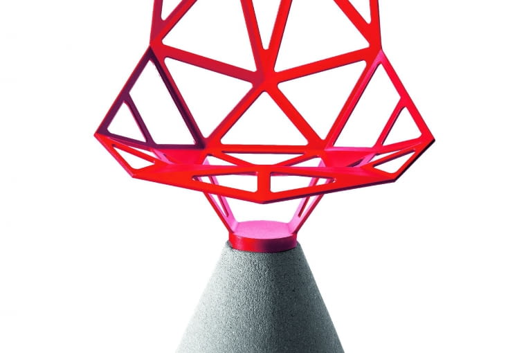 Krzesło Chair_One to sztandarowy projekt Konstantina Grcica. Ażurowe siedzisko z aluminium wspiera solidny betonowy stożek. Magis/Fabryka Form