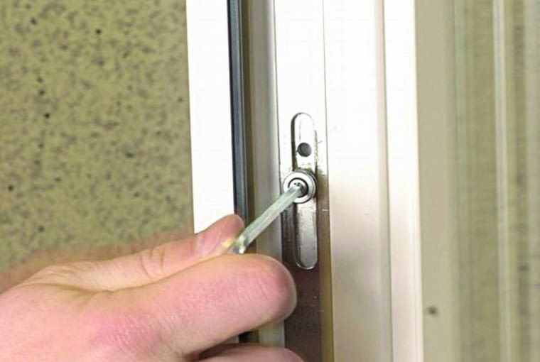 Regulacja okuć pozwala skorygować ustawienie skrzydła oraz wyregulować jego docisk do ościeżnicy regulacja okuć, okucia