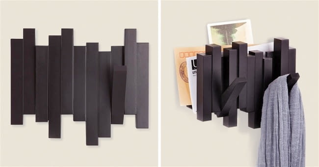 Wieszak i półka na prasę w jednym. A do tego wieszaki składają się, gdy nie są zajęte.