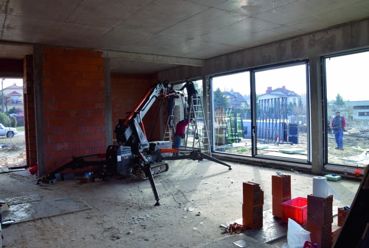 Ze względu na znaczny ciężar i dużą powierzchnię szyb, narażonych na drgania wywołane podmuchami wiatru, przeszklenia wielkogabarytowe muszą być solidniej zamocowane w ścianie niż standardowe Ze względu na znaczny ciężar i dużą powierzchnię szyb, narażonych na drgania wywołane podmuchami wiatru, przeszklenia wielkogabarytowe muszą być solidniej zamocowane w ścianie niż standardowe