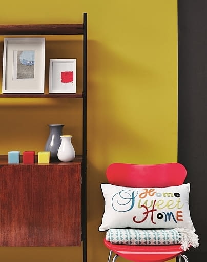 F&F Home: poduszka - 39,99 zł; pled - 64,99 zł; wazon szary - 34,99 zł, wazon biały - 19,99 zł; kwadratowa świeca - 9,99 zł. F&F Home, dodatki, akcesoria, wnętrza, nowa kolekcja, nowości, tekstylia