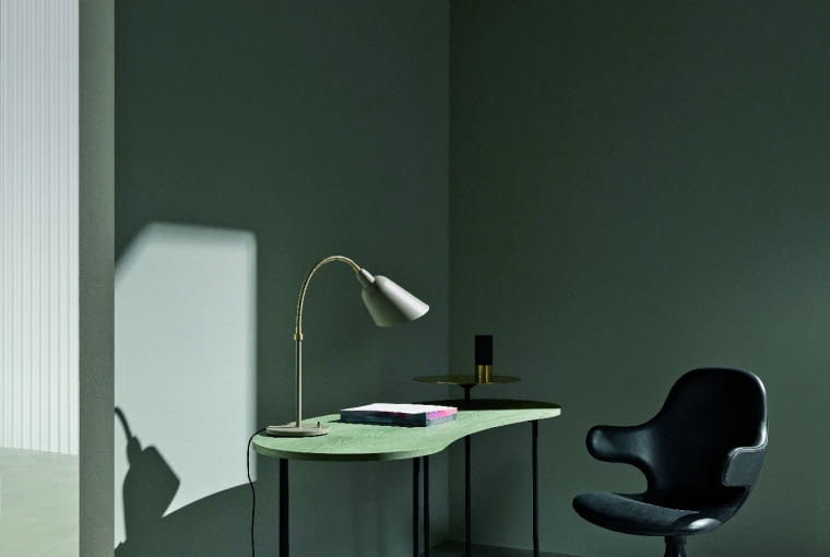 Catch chair. To krzesło wygląda jakby wyciągało ramiona w powitalnym geście. Tak ukształtowane podłokietniki obejmują siedzącego i zapewniają właściwe oparcie dla rąk. Ok. 4000 zł, andtradition.com