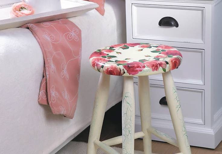 <B>Technika decoupage'u polega na naklejaniu na przedmioty wzorów z papieru i ich lakierowaniu. Dekoracje będą wyglądały jeszcze ładniej, jeśli zdobioną rzecz sztucznie postarzymy.</B> <BR /><B>SPĘKANIA.</B> Potrzebne materiały: pędzel płaski i gąbkowy (do tapowania - nakładania farby metoda stemplowania), biała i zielona farba akrylowa, serwetki z motywem róż, jednoskładnikowy preparat do spękań, klej do decoupage'u, lakier wodny, papier ścierny. Przed przystąpieniem do pracy z mebla należy zetrzeć lakier i dokładnie go odkurzyć. 19.11.2012 , WNETRZA , WYKONANIE PRZEDMIOTOW ZROBIONYCH TECHNIKA DECUPAGE MALGORZATA MARGAS , STYLIZACJA JOANNA PLACHECKA , CZTERY KATY FOT. AGATA JAKUBOWSKA / AGENCJA GAZETA SLOWA KLUCZOWE: WNETRZA