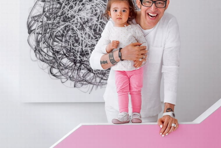 Karim z córeczką Kivą przy balustradzie schodów. wnętrza, karim rashid, design