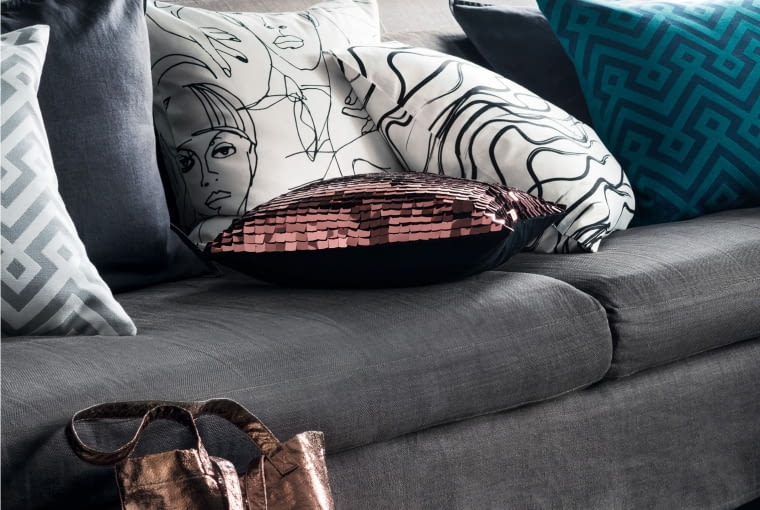 H&M Home: poszewka z cekinami (40x40 cm). Przeceniona z 59,90 zł na 28,90 zł. H&M Home, akcesoria, dodatki